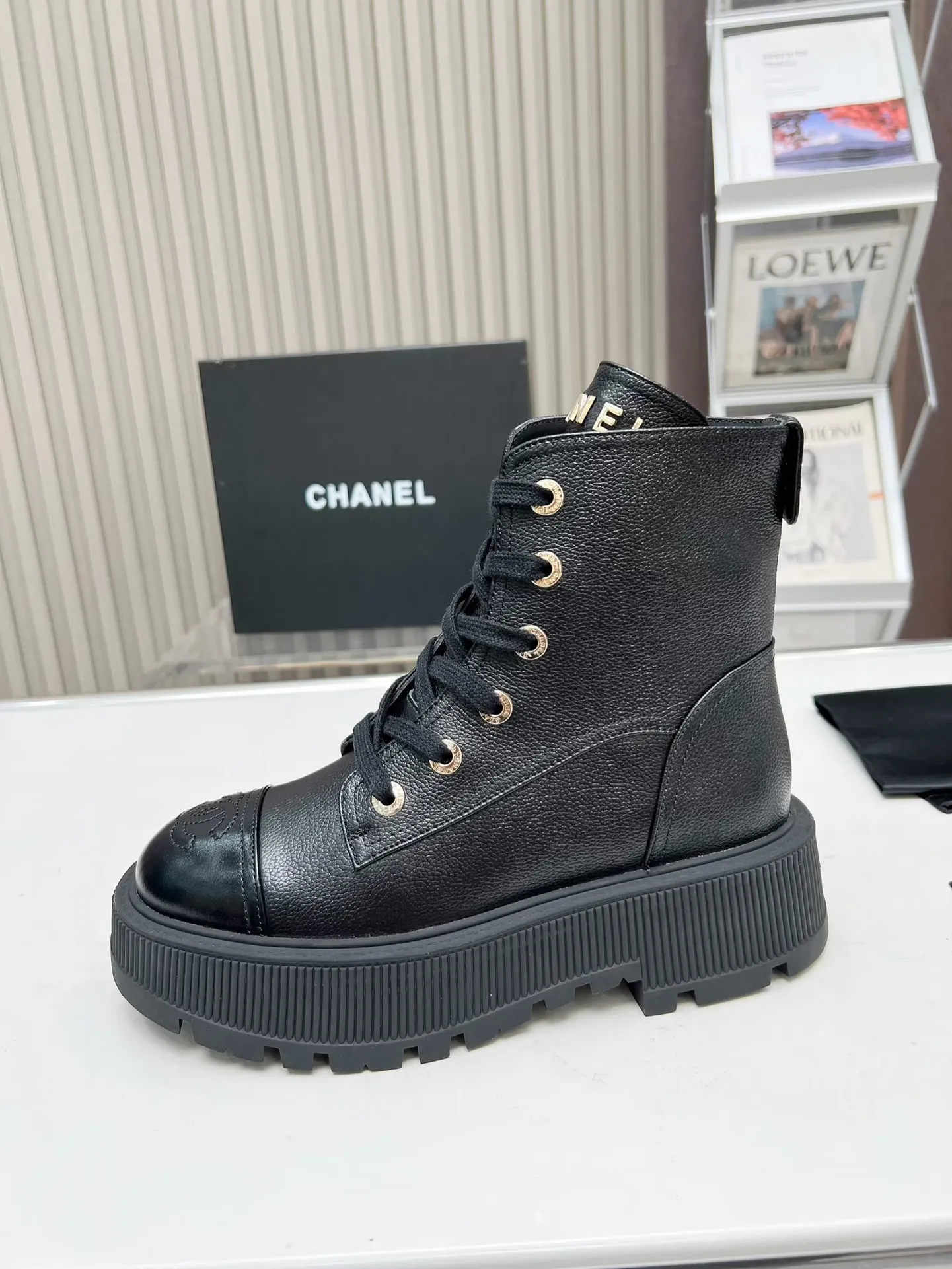 👟👟Ex-factory price 560👟👟 The original model of the new autumn and winter Chanel ankle boots✅ The strap design is super easy to put on and take off, the toe logo is electro-embroidered, the tongue is also a metal brand logo, fabric: special material, lining/foot pads: cow lining, ultra-light rubber non-slip and wear-resistant outsole, color: black, white, blue, code number: 34-41 (34, 41 need to be customized) Packaging: cloth bag card